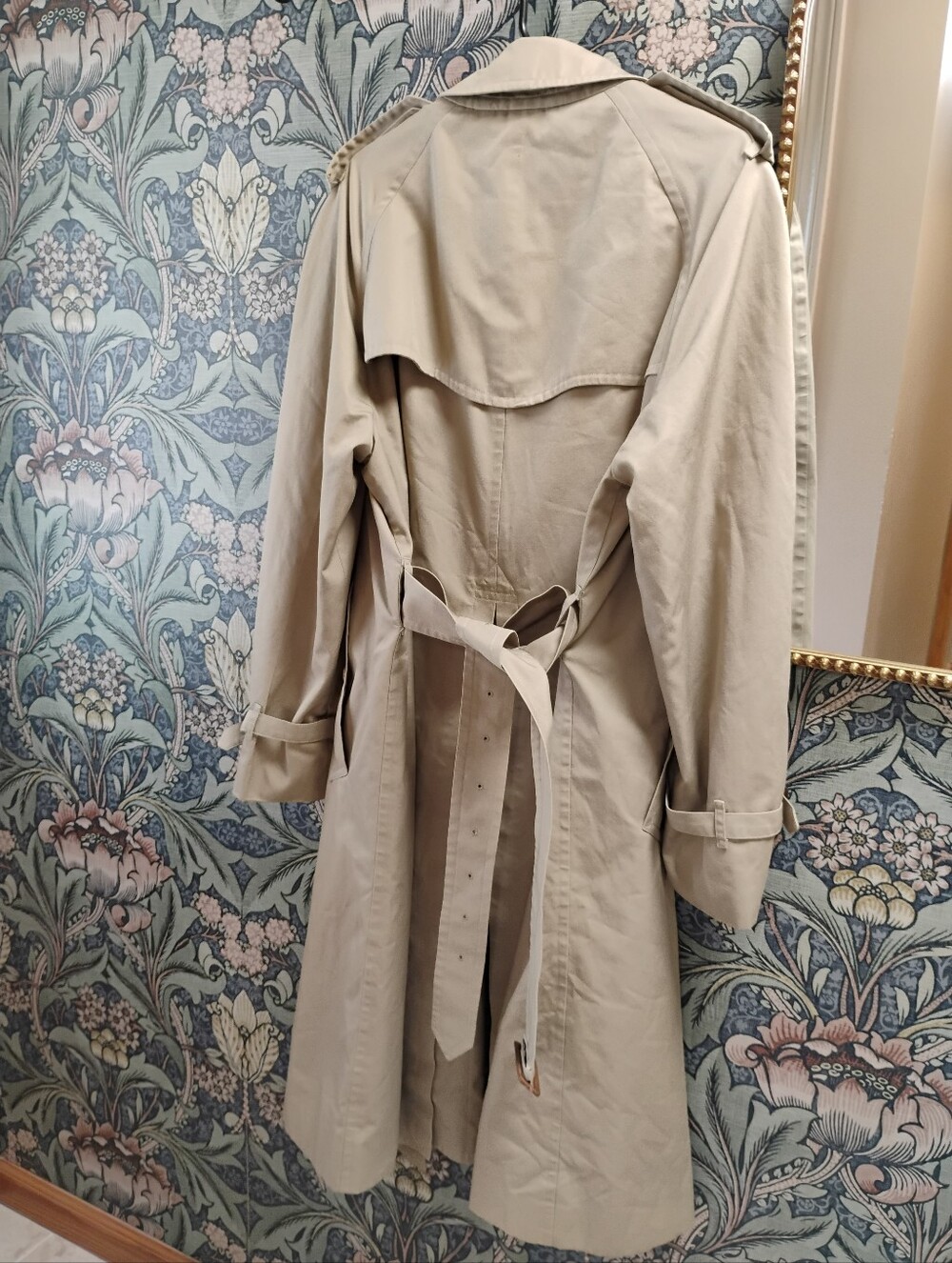Vintage Burberry Beige Women's Trench Coat with Signature Check Lining - Picture 3 of 13